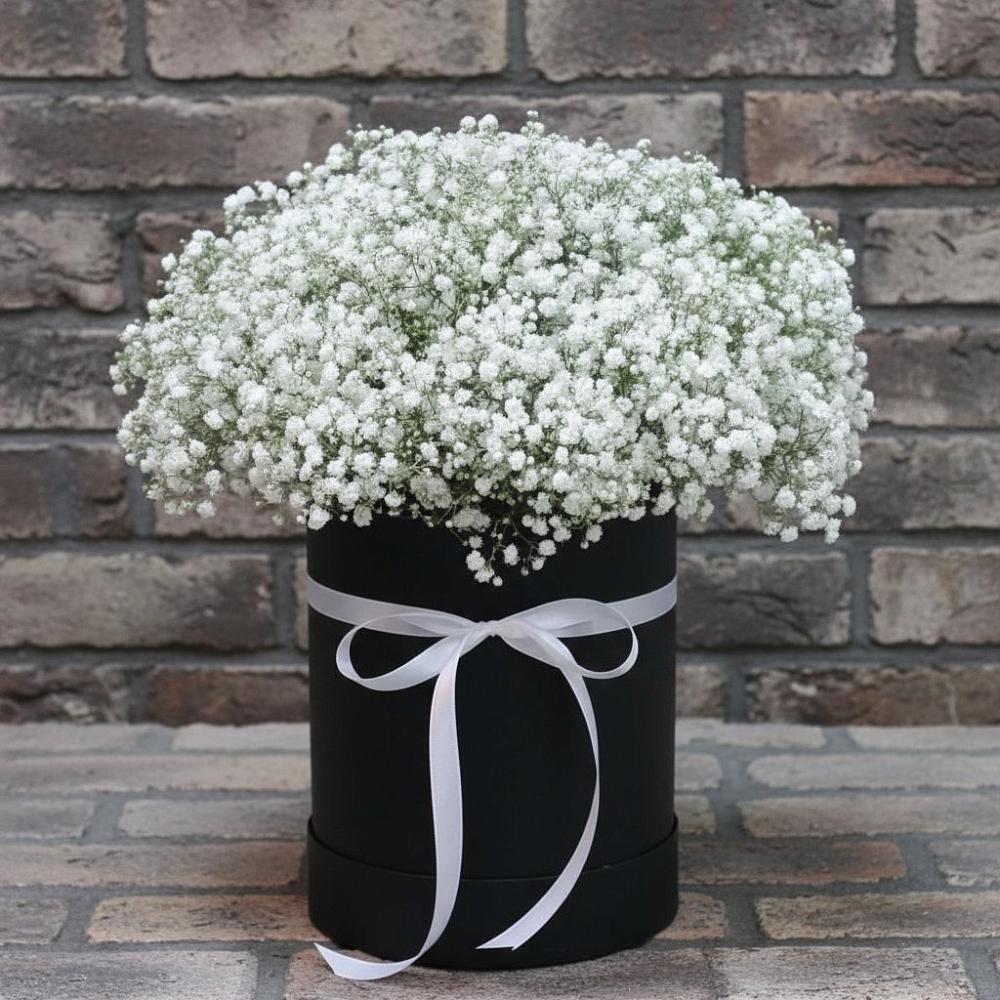 Цветочная композиция из Гипсофила в шляпной коробке в Стремилово