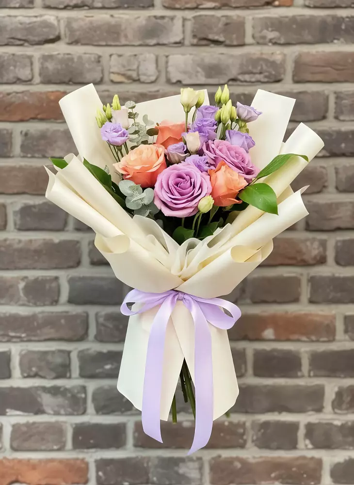 Букет цветов из: Лизиантусы и Розы в Стремилово