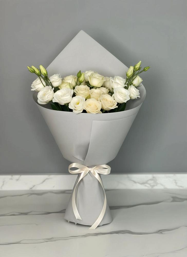 Букет цветов из: Розы и Лизиантусы в Стремилово