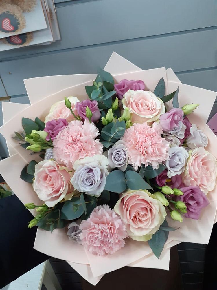 Букет цветов из: Розы, Гвоздики и Лизиантусы в Стремилово