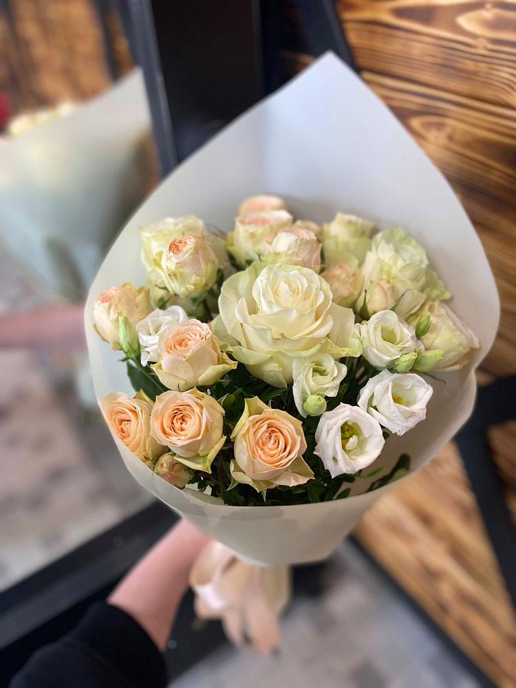 Букет цветов из: Розы и Лизиантусы в Стремилово